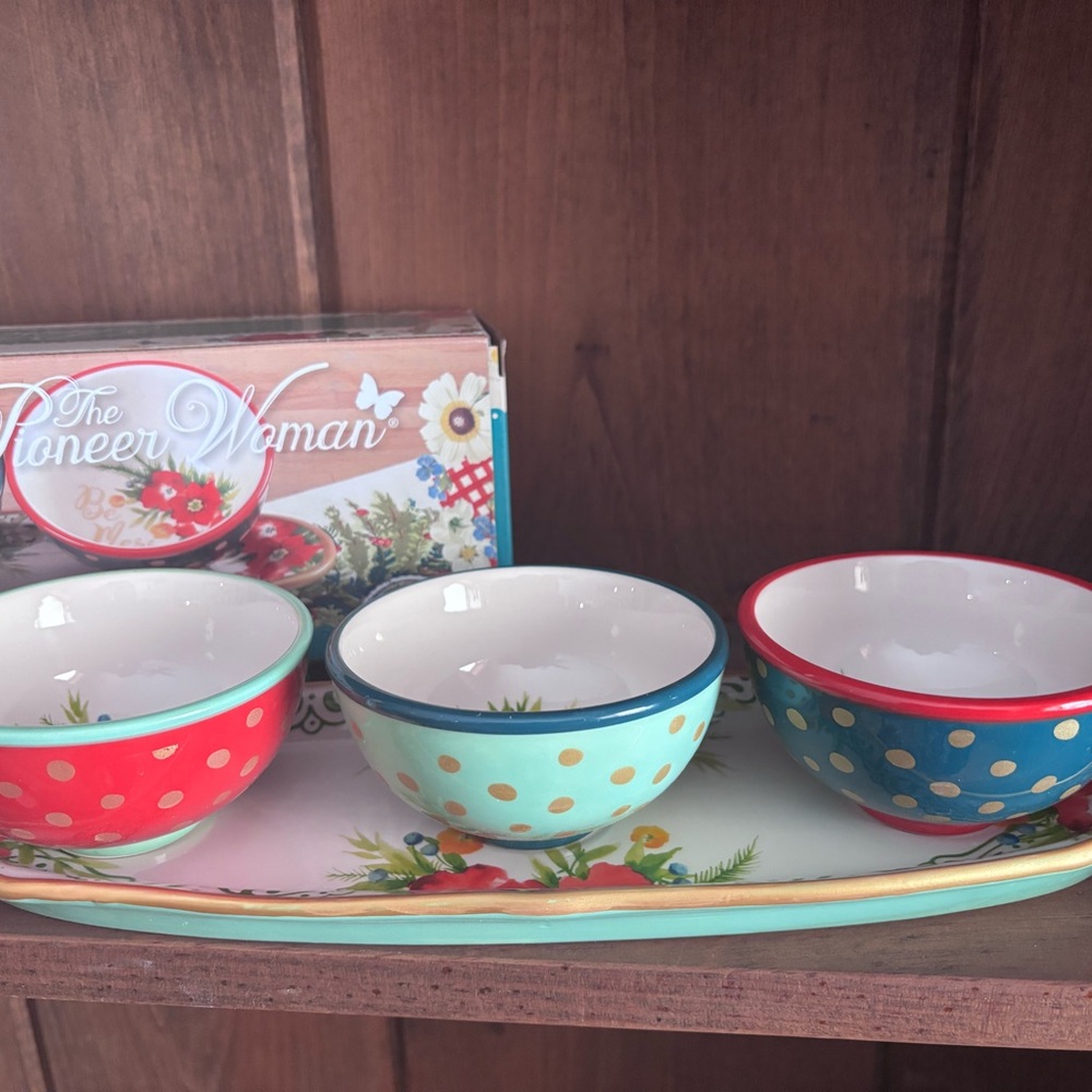 The Pioneer Woman Ceramic Condiment Set in the beautiful Garland pattern